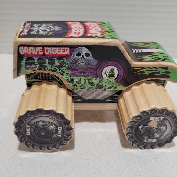 Monster Jam Grave Digger exclusive 2017 real wood building toy assembled - Picture 6 of 16